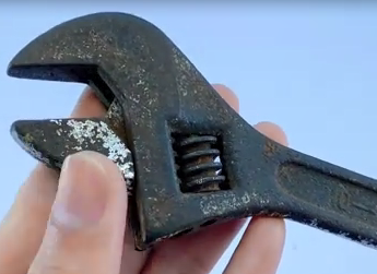 简易电解除锈法让生锈工具重获新生 